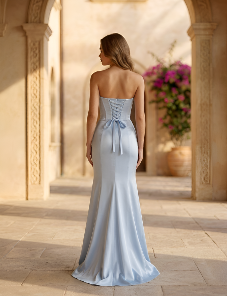 Голубое атласное платье с разрезом и корсетным верхом