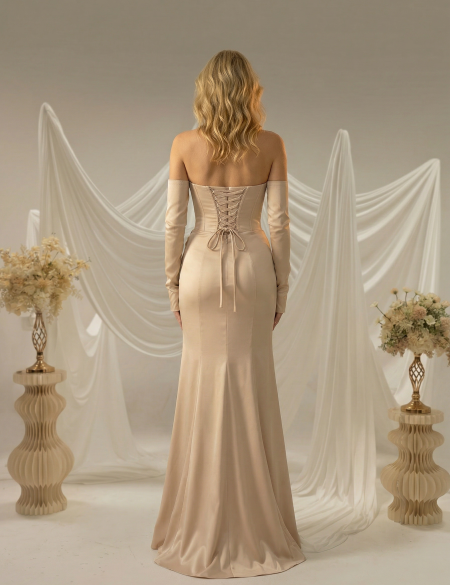 Бежевое атласное платье с разрезом и корсетным верхом