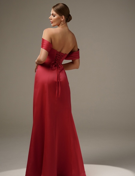 Красное атласное платье с корсетным лифом
