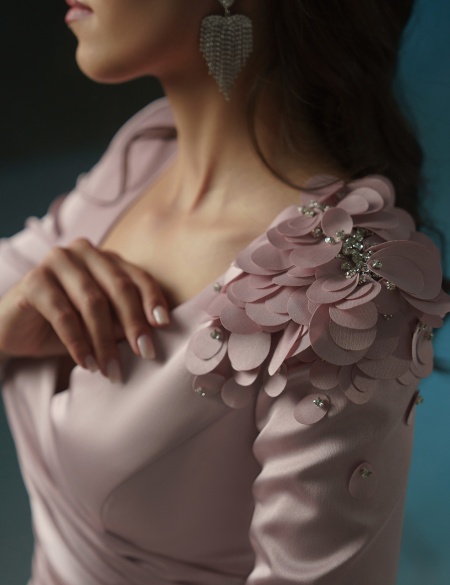 Пудровое платье мини по фигуре с длинными рукавами