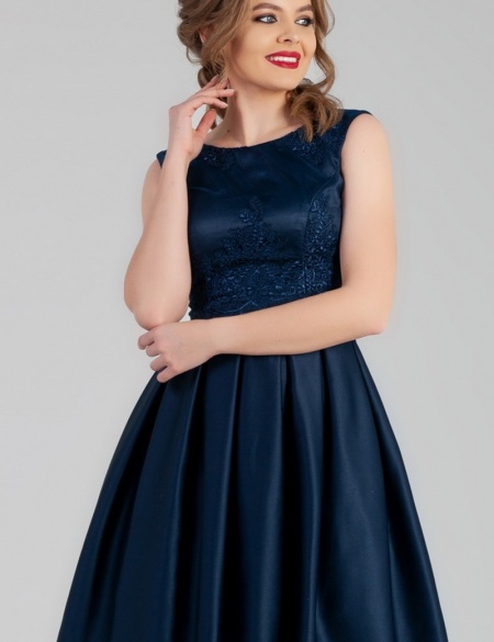 Темно-синее атласное платье с кружевным верхом