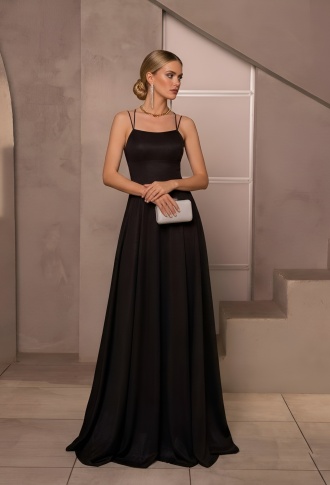 Черное блестящее платье с открытой спиной и разрезом на ноге