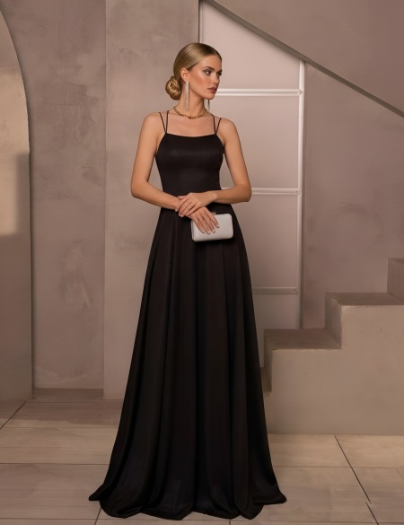 Черное блестящее платье с открытой спиной и разрезом на ноге