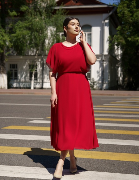 Красное шифоновое платье миди с рукавами крыло