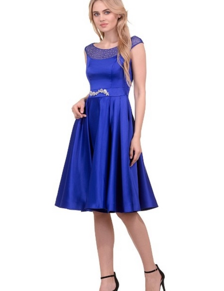 Синее атласное платье с брошью на талии