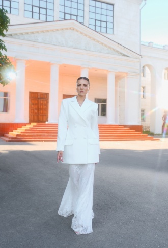 Белое платье с пиджаком и со съемной кружевной юбкой