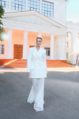 Белое платье с пиджаком и со съемной кружевной юбкой