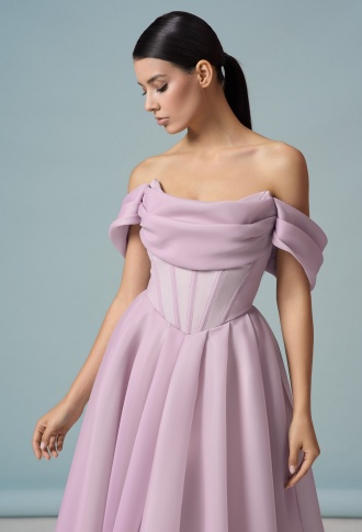 Пудровое платье со спущенными плечами а-силуэт
