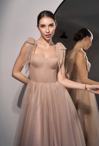 Бежевое фатиновое платье с блестящим верхом и бантиками