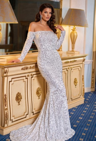 Серебряное платье из пайеток со спущенными плечами, длинными рукавами и шлейфом