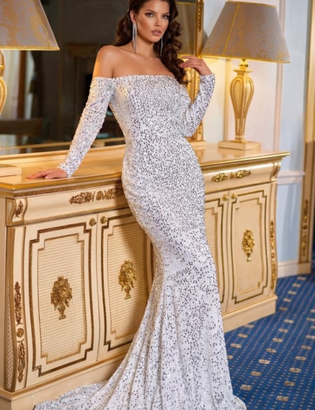 Серебряное платье из пайеток со спущенными плечами, длинными рукавами и шлейфом