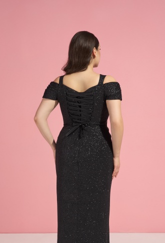 Черное блестящее платье со спущенными плечами и разрезом на ноге