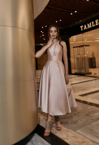 Бежевое атласное платье миди с крестом