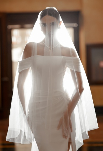 Белое платье миди с разрезом и спущенными плечами