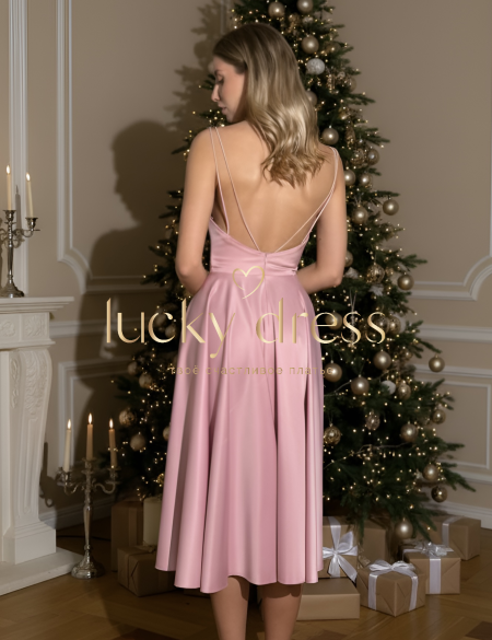 Пудровое шелковое платье миди на лямках с разрезом на ноге