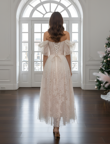 Бежевое платье миди со спущенными плечами