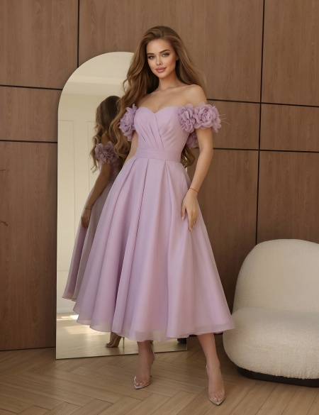 Лавандовое платье миди с 3D цветами на плечах