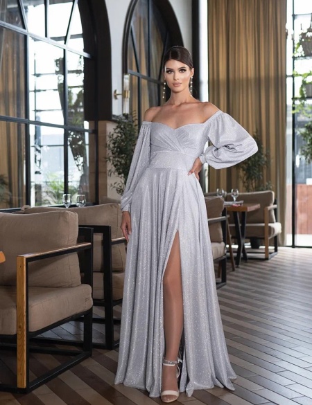 Серебряное блестящее платье с разрезом на ноге и длинными рукавами