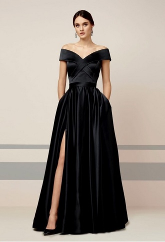 Черное атласное платье с разрезом