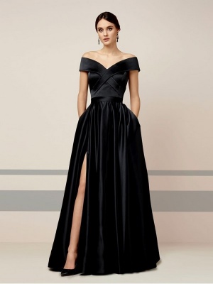 Черное атласное платье с разрезом