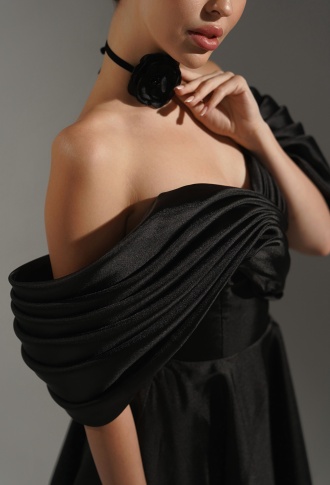 Чёрное платье миди из органзы с объёмными спущенными плечами Чёрное платье миди из органзы с объёмными спущенными плечами