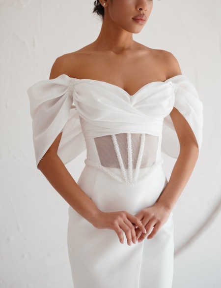 Белый корсет и юбка с разрезом на ноге