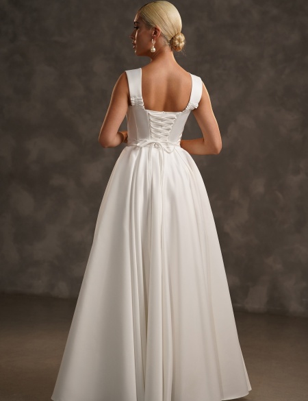 Белое атласное платье на бретельках с разрезом на ноге