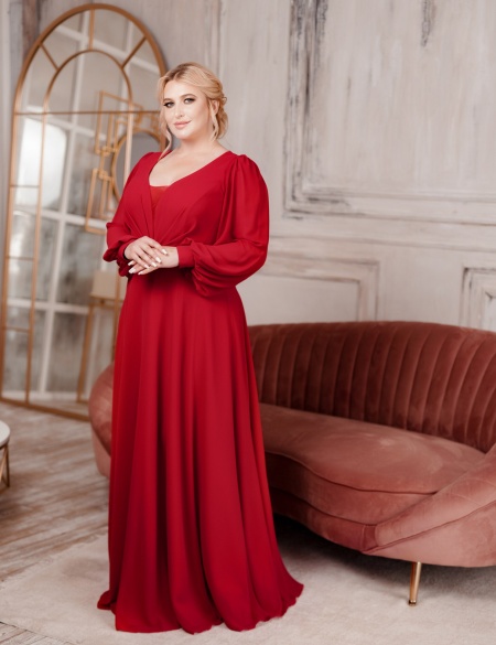 Красное шифоновое платье с длинными рукавами и декольте