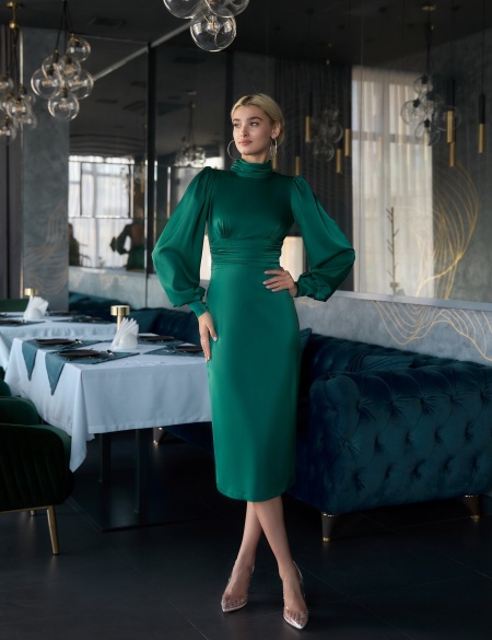 Изумрудное платье миди с длинными рукавами и открытой спиной
