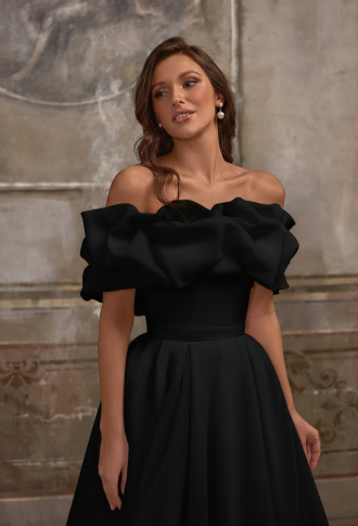 Чёрное платье из органзы с оборкой, разрезом на ноге и шлейфом