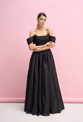 Черное платье со спущенными плечами и разрезом на ноге а-силуэт