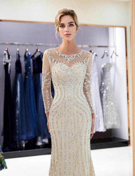 Золотое платье по фигуре декорировано пайетками с рукавами и шлейфом