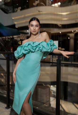 Бирюзовое платье миди с разрезом на ноге и оборкой