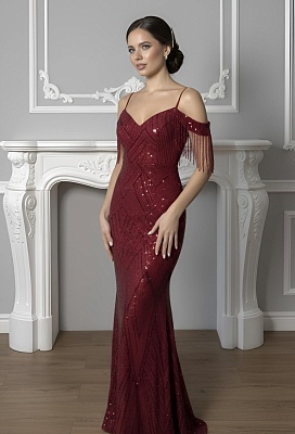 Бордовое платье из пайеток со спущенными плечами и бусинами