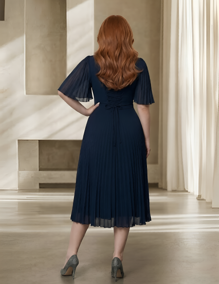 Темно-синее платье миди с плиссированной юбкой и рукавами-крылышками