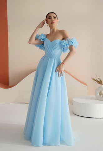 Голубое платье с 3д цветами на плечах