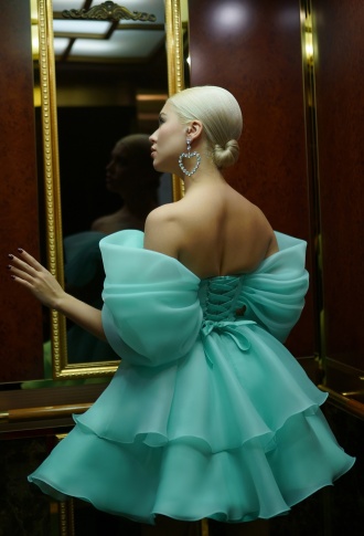 Бирюзовое платье мини из органзы с пышной юбкой