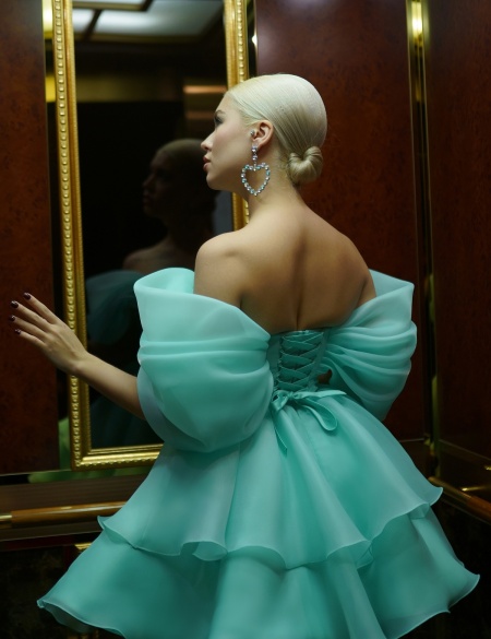 Бирюзовое платье мини из органзы с пышной юбкой