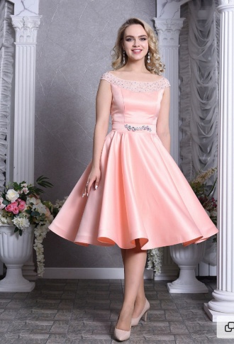 Персиковое атласное платье с брошью на талии