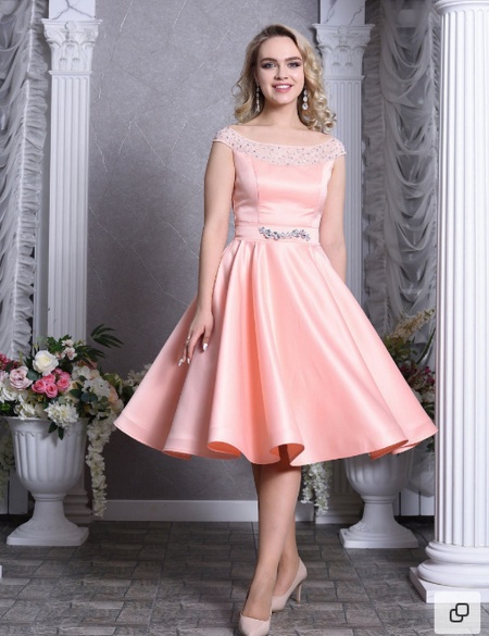 Персиковое атласное платье с брошью на талии