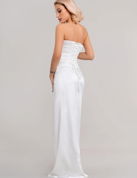 Белое атласное платье бандо с разрезом на ноге