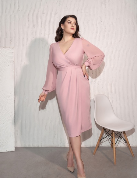 Пудровое платье миди с рукавами