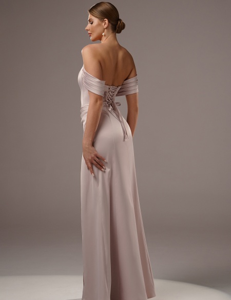 Пудровое атласное платье с корсетным лифом