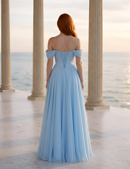 Голубое платье со спущенными плечами и разрезом на ноге а-силуэт