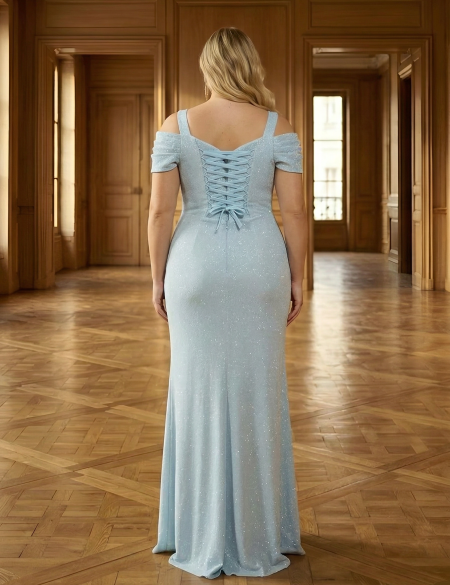 Голубое блестящее платье со спущенными плечами и разрезом на ноге