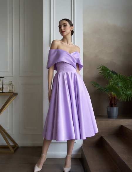 Лавандовое атласное платье миди со спущенными плечами