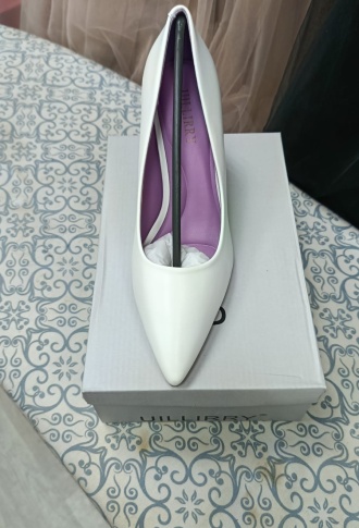 Белые туфли на низком каблуке