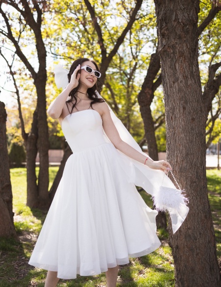 Белое блестящее платье миди с рукавами и пояском