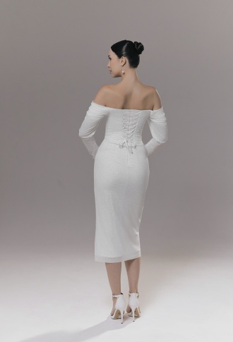 Белое блестящее платье миди с разрезом и рукавами