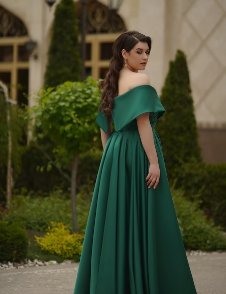 Изумрудное атласное платье с разрезом на ноге и спущенными плечами